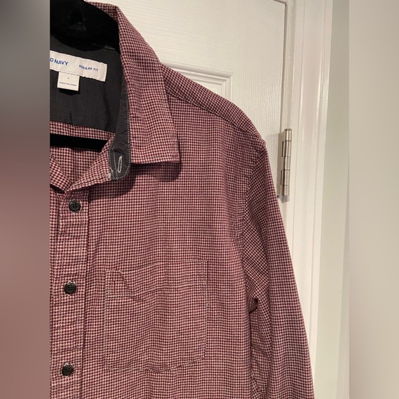 Old Navy Mens Size L Burgundy Gray Houndstooth Collared Button Down Shirt - Picture 3 of 12